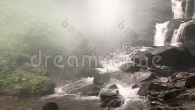 美丽的，强大的瀑布在<strong>树林</strong>里<strong>晨雾</strong>。